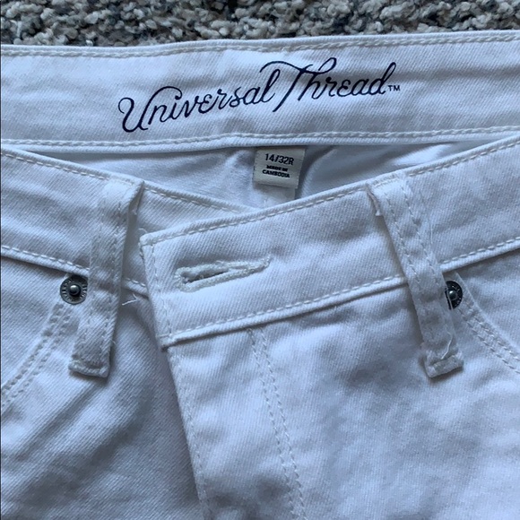 NWOT White distressed jeans - Picture 3 of 3